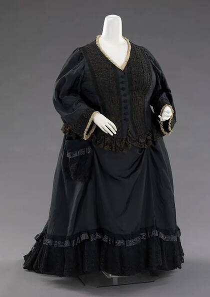 Un vestido de luto usado por la reina Victoria, 33 años después de la muerte del príncipe Alberto