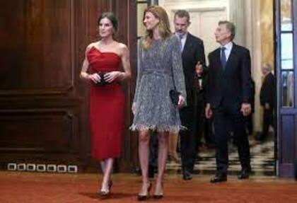 Un vestido de Torretta que la reina usó ya varias veces; una durante la reunión con Macri y Juliana Awada.