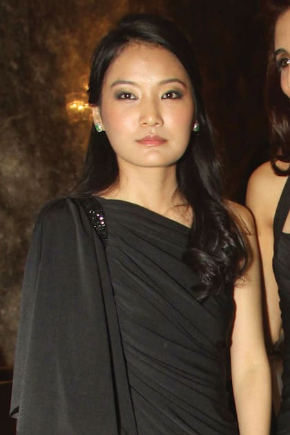 Un vestido drapeado con un solo hombro para asistir al Delhi Couture Week de 2012, en el hotel Taj Palace. Fue una de sus pocas apariciones públicas en la que se la vio sin el atuendo tradicional butanés.
