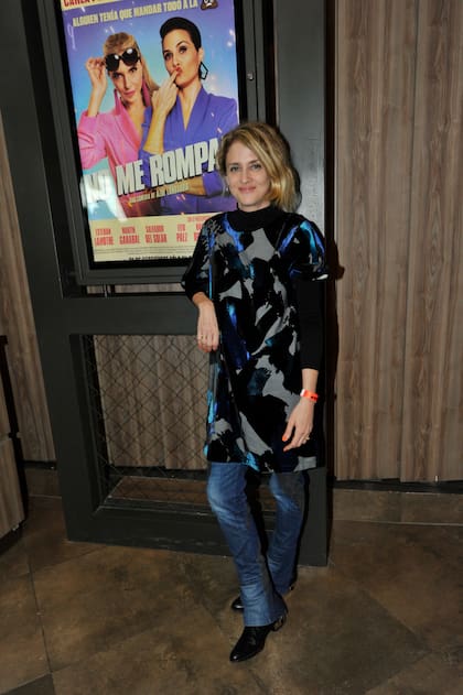 Un vestido estampado arriba de unos jeans azules fue el ítem elegido por Eleonora Balcarce para la noche de cine