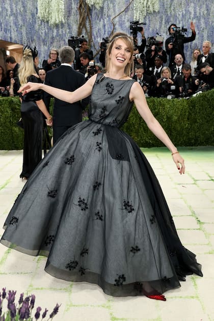 Un vestido gris adornado con ramos de flores negras de Prada fue la elección de Maya Hawke para esta gala neoyorkina. La actriz complementó su look con stilettos rojos