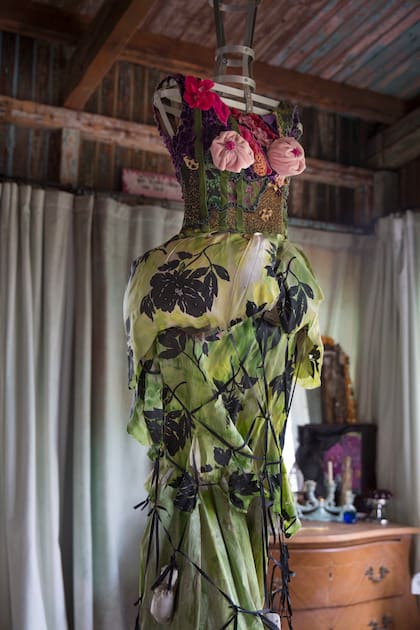Un vestido intervenido por Alicia, una de sus creaciones, en el que fuera su dormitorio.