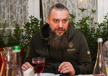 Un veterano de la guerra de Ucrania en un restaurante de Lviv