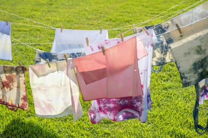 Un vez que se tiñó la tela, se debe dejar secar