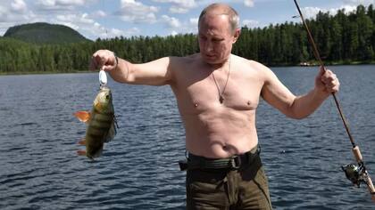 Un viaje de pesca en Siberia fue otra oportunidad que tomó el presidente de Rusia para posar sin camisa