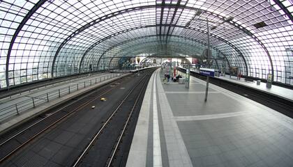 Un viajero camina por un andén vacío en la principal estación de tren de Berlín, Alemania, el 2 de septiembre de 2021.