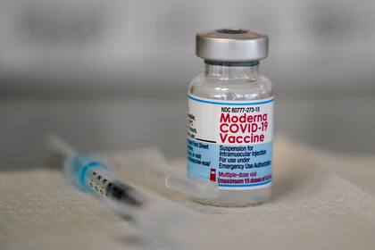 Un vial de la vacuna de Moderna contra el Covid-19 es usado en el Centro de Salud Pública de Norristown, Pensilvania (AP Foto/Matt Rourke, archivo)