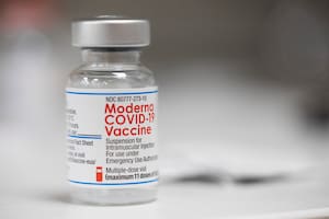 Aprueban la primera vacuna contra el Covid que combate la variante ómicron