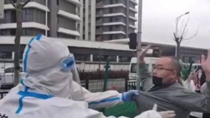 Un video analizado por la BBC muestra los enfrentamientos entre la policía y residentes