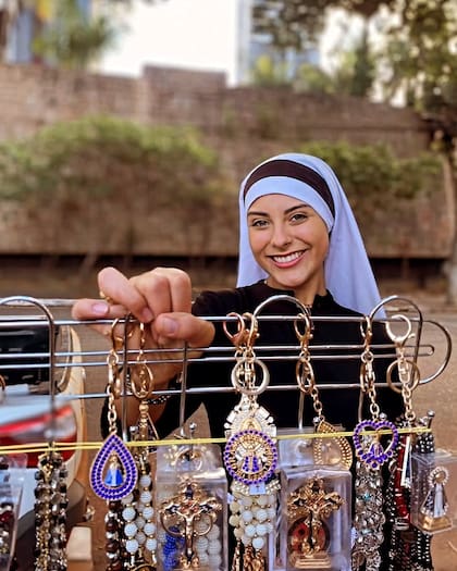 Un video de la hermana Eva comprando objetos religiosos la volvió viral en las redes sociales y desde allí su fama se creció más