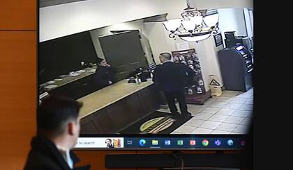Un vídeo de vigilancia de un hombre parecido a Fotis Dulos el día de la desaparición de Jennifer Dulos es mostrado durante el juicio penal de Troconis.
TYLER SIZEMORE (AP)