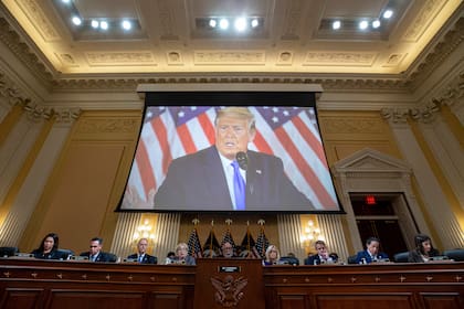 Un video del expresidente Donald Trump es reproducido en una pantalla durante la última reunión de la comisión selecta de la Cámara de Representantes que investiga el asalto del 6 de enero al Capitolio federal, el lunes 19 de diciembre de 2022, en Washington (Al Drago/Pool Photo via AP)