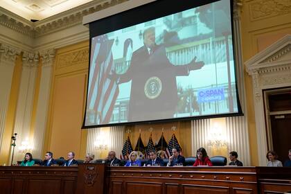 Un video del expresidente Donald Trump hablando durante un mitin cerca de la Casa Blanca es exhibido durante una audiencia en el Capitolio, en Washington, el jueves 9 de junio de 2022. (AP Foto/J. Scott Applewhite)