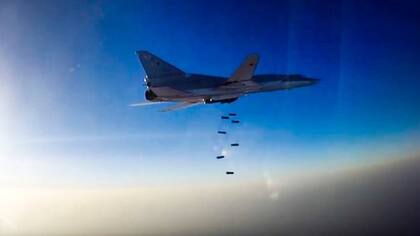 Un video del Ministerio de Defensa ruso mostró a un Tupolev TU-22M3, lanzando bombas sobre Siria.