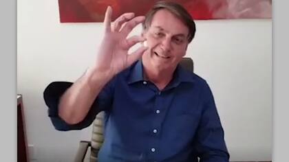 Un video del presidente Bolsonaro tomando hidroxicloroquina tras dar positivo por coronavirus ha registrado seis millones de visitas en Facebook.