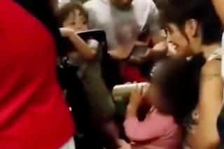 Polémica por un video que muestra a una mujer dándole supuestamente una bebida alcohólica a una bebé
