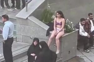 Un video mostró a la mujer sentada en ropa interior en las escaleras de la Universidad Islámica Azad antes de caminar por una calle cercana