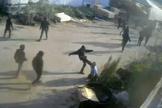 Un video muestra a hombres enmascarados y armados golpeando a un palestino en la Cisjordania ocupada