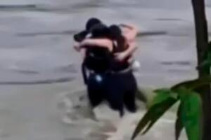 El dramático abrazo de tres amigos antes de ser arrastrados por las inundaciones en Italia
