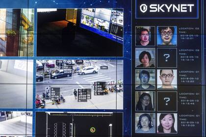 Un video muestra el software de reconocimiento facial en uso en la sala de exhibición de Megvii en Pekín