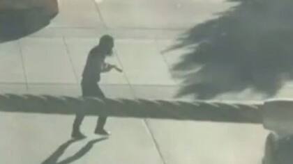 Un video tomado por un civil captó al presunto agresor cuando escapaba del lugar ataque