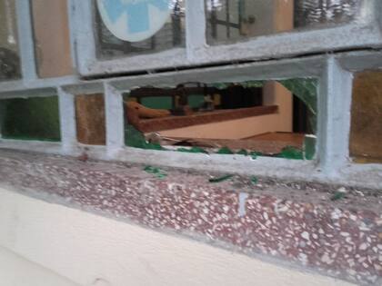 Un vidrio roto en uno de los últimos robos sufridos por CASAbierta