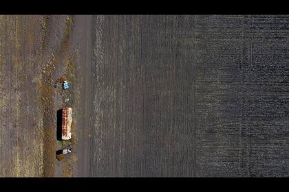 Un viejo autobús utilizado para almacenar equipo agrícola se encuentra en un prado en una propiedad ubicada al oeste de la ciudad de Gunnedah en Nueva Gales del Sur.