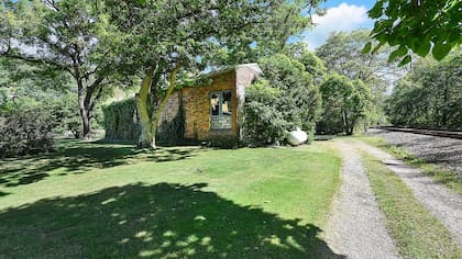 Un viejo depósito de 1880 que fue estación de tren y oficina del Correo, ahora es un garage con espacio para tres autos. A la derecha se ven las vías del tren (Fatalsky Photography)