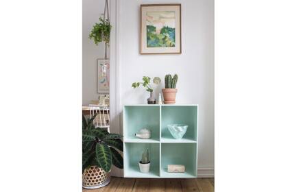 ¿Un viejo mueble sin mucho para dar? Con un poco de pintura en nuestro tono elegido se puede armar un rincón colorido