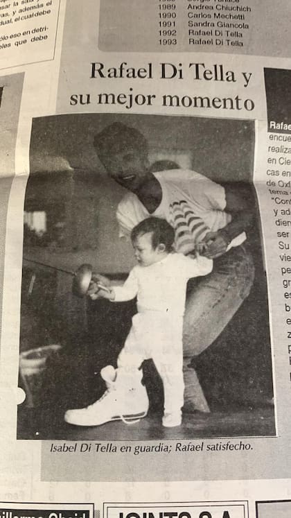 Un viejo recorte con Isabel Di Tella en sus primeros años, junto con su padre