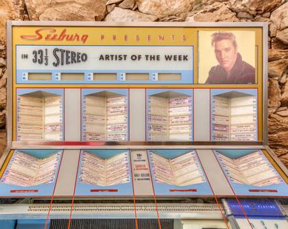 Un viejo tocadiscos con todos los éxitos del Rey (Bennion Deville Homes)