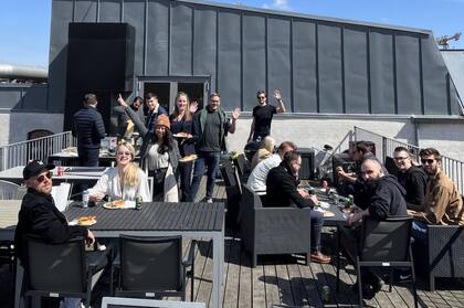 Un viernes al mediodía en la terraza de la oficina.