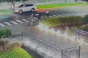 Un vigilador atropelló en el estacionamiento del shopping a un ladrón que escapaba después de robar un local