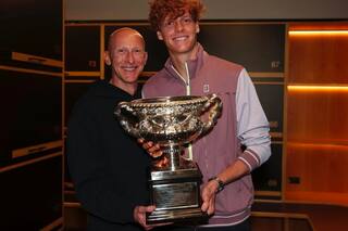 Jannik Sinner recurre de nuevo al preparador físico despedido e implicado en su caso de doping