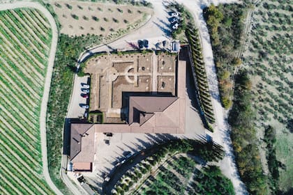 Un viñedo en Chianti, Italia, visto desde un dron