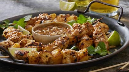 Un vino blanco queda bien con pollo aderezado con hierbas y limón