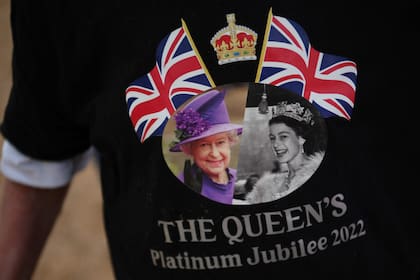 Un visitante con una camiseta con la imagen de la Reina Isabel II de Gran Bretaña llega a The Mall, en Londres, el 1 de junio de 2022 antes de las celebraciones del Jubileo de Platino de la Reina de Gran Bretaña. (Photo by Daniel LEAL / AFP)