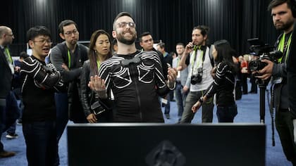 Un visitante de la feria prueba la remera con sensores de Xenoma