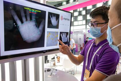Un visitante experimenta una máquina de reconocimiento de venas de la palma en el stand de Qingdao NovelBeam Technology Co., Ltd. durante la Conferencia Mundial de Inteligencia Artificial (WAIC) en el Centro de Exposiciones Mundial de Shanghái en Shanghai, China. (VCG/VCG via Getty Images)