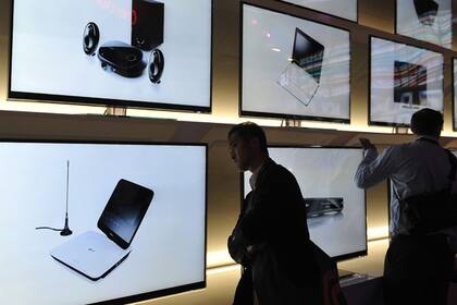 Un visitante mira una pantalla HD en la feria CES 2010. Toshiba busca avanzar en el mercado con una tecnología 3D que no requiera de accesorios adicionales