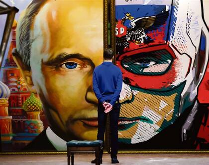 Un visitante observa la muestra Superputin, exhibida a fines del año pasado en Moscú