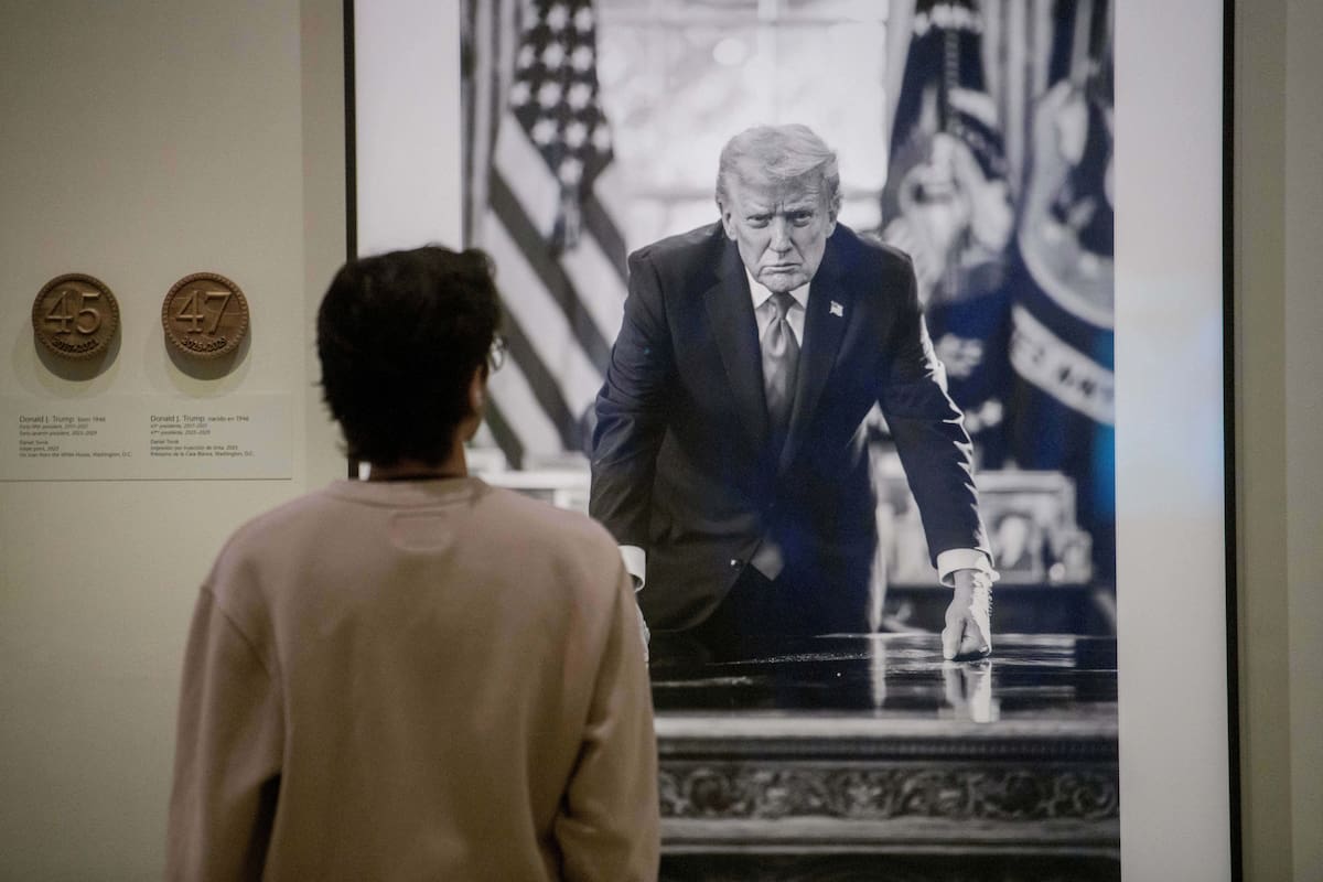 Eles editam o texto ao lado do retrato de Trump para remover referências a julgamentos de impeachment Eles editam o texto ao lado do retrato de Trump para remover referências a julgamentos de impeachment