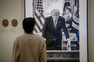 Editan un texto junto al retrato de Trump para eliminar referencias a juicios políticos