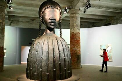 Un visitante ve "Brick House", escultura de bronce de la artista Simone Leigh