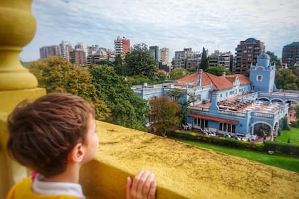 Un vistazo a la historia: un niño mira desde el edificio de la cancha de paleta la sede social de CASI, allí donde se concibió el clásico más grande del rugby argentino, hace 90 años.
