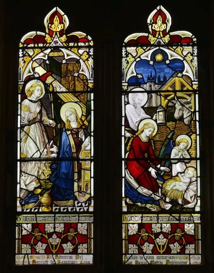 Un vitral que escenifica la natividad en la iglesia Santa María la Virgen, en Willingdon, Inglaterra