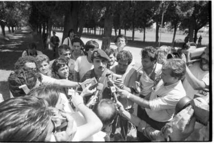 Un vocero de los carapintadas habla con los periodistas durante el levantamiento militar en Villa Martelli