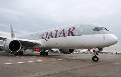Un vocero de Qatar Airways informó a The Sun que estan investigando el incidente que vivió Jack Fowler (AP Foto/Michael Probst, File)