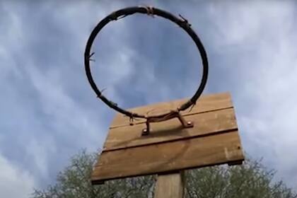 Un volante de tractor readaptado y un tablero de madera: la primera cancha en la que jugó Gabriel Deck, el nuevo argentino de la NBA