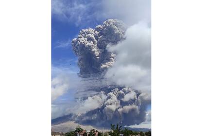 En caso de lluvias de ceniza, se intenta que los lugareños usen máscaras para reducir los impactos en la salud